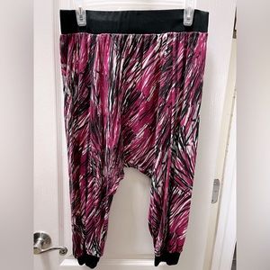 Vintage Zumba “hammer style” capris Sz M.